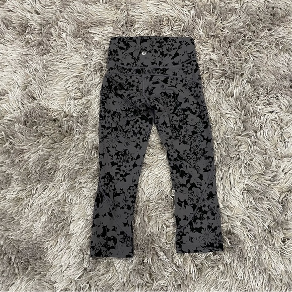 Lululemon In Movement Crop Leggings Black Gray Floral 4 - Picture 5 of 5